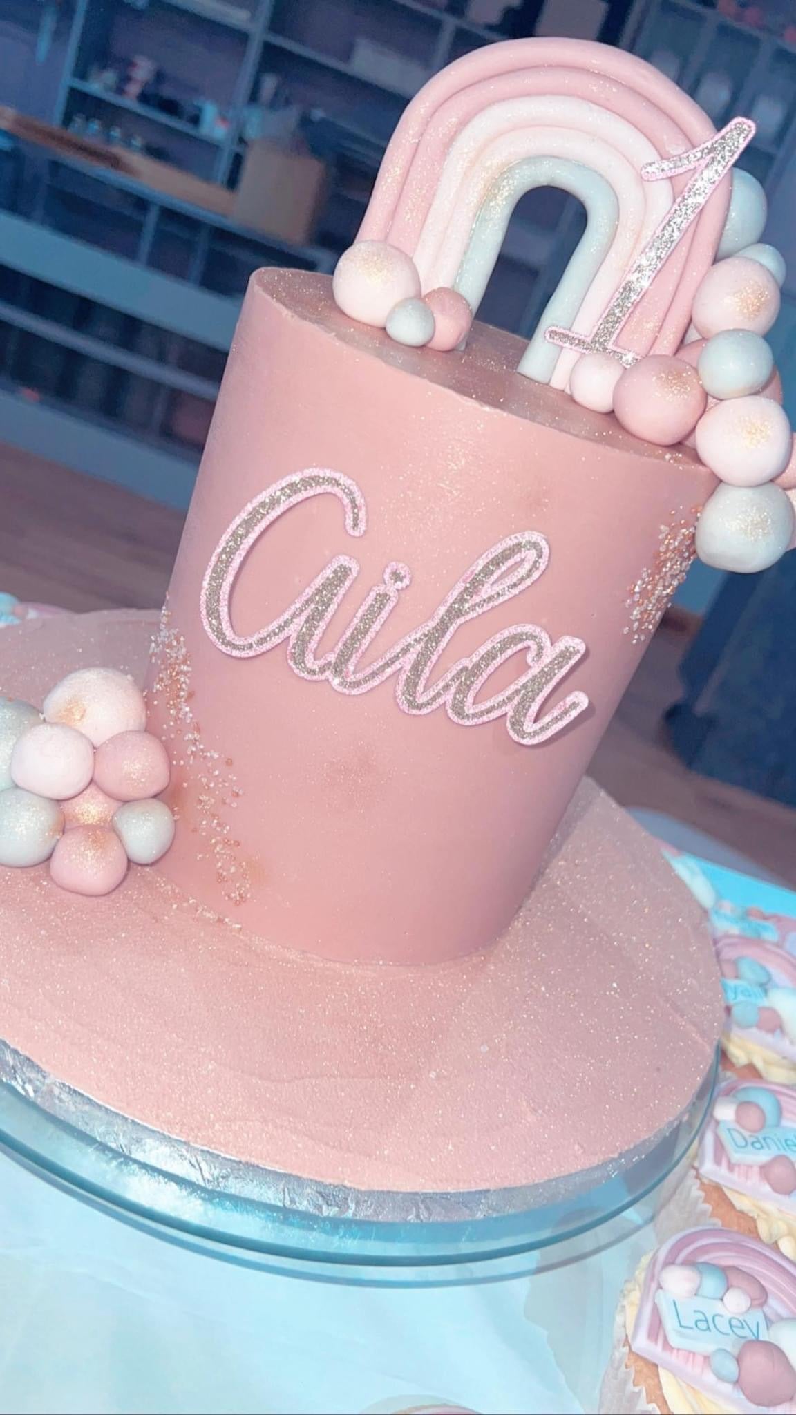 Medium Custom Cake – Carlarch Bakery